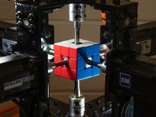 thumbnail - Robô Cubo Rubik